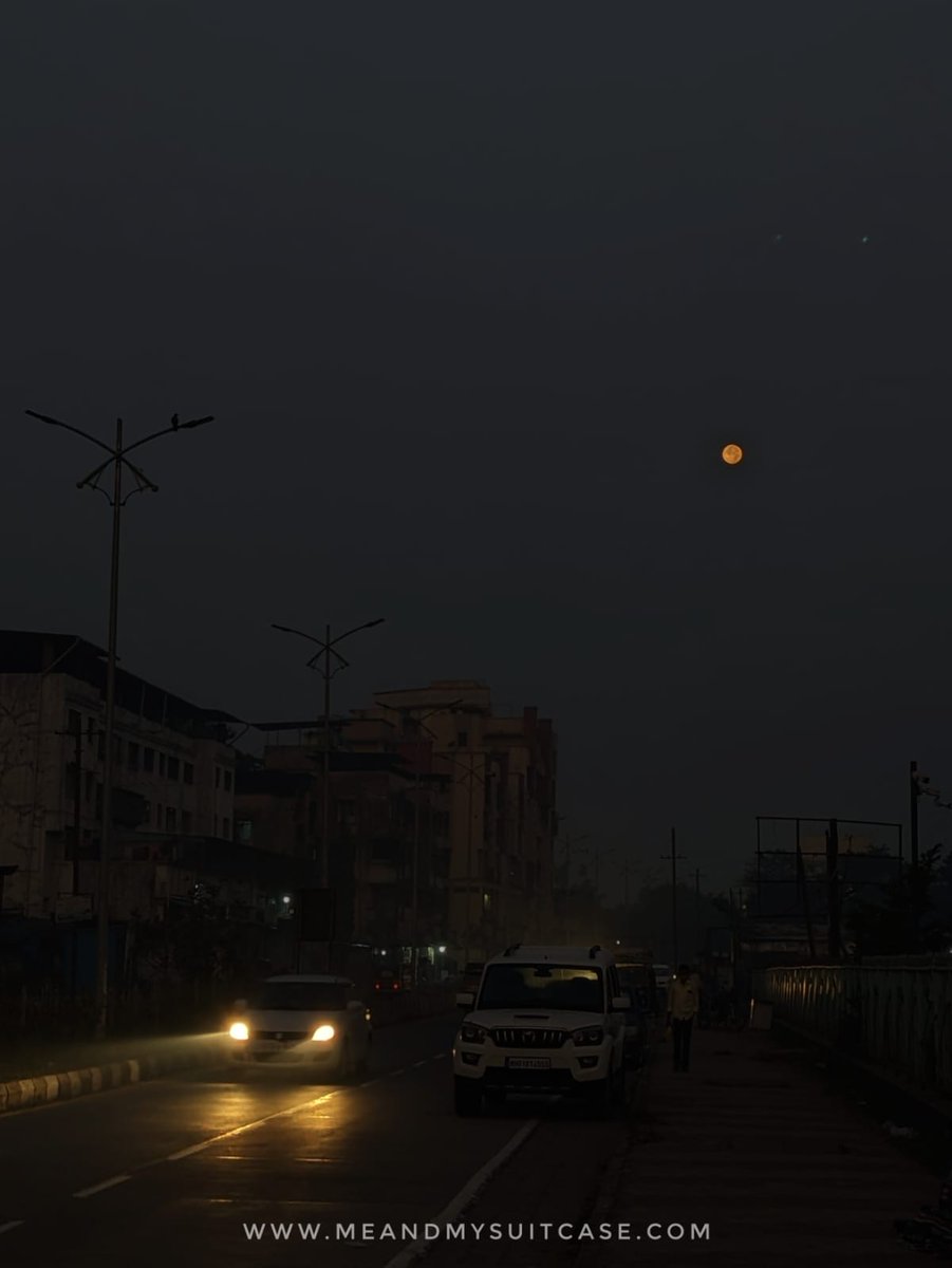 Piece of your heart 🎼 🎧 

#meandmysuitcase
#streetphotography 
#india
#photographersofIndia
#photography 
#morning 
#mumbai