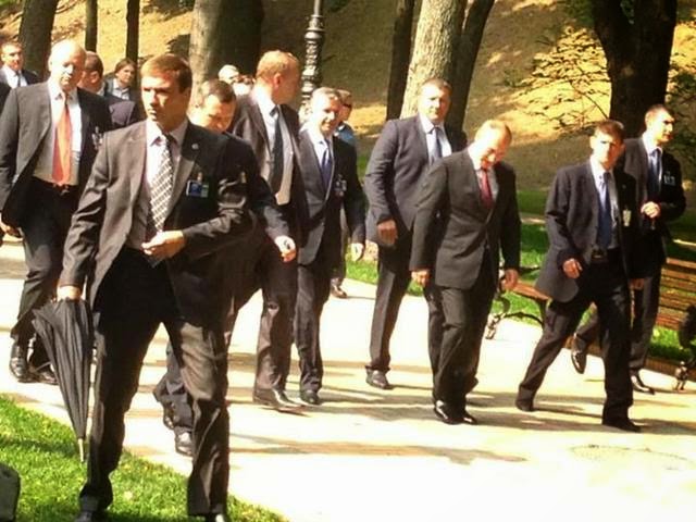 Телохранители путина. Охрана госслужащего. Телохранители путина. Телохранители вип персон. Охрана президента россии.