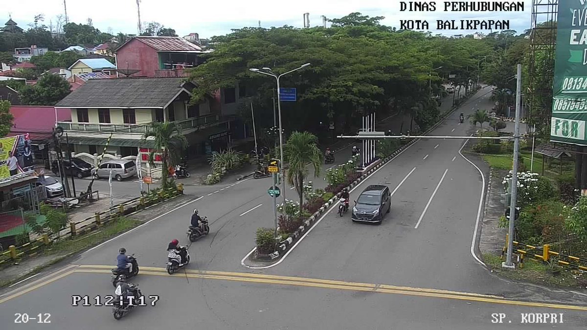 Dishub_Bpn's tweet photo. Senin (20/12/2021) Pukul 09 : 40 WITA, Situasi Lalu Lintas Simpang KORPRI terpantau ramai &amp; lancar, dihimbau kepada pengguna jalan agar tetap berhati-hati dalam Mengemudikan Kendaraan anda, Konsentrasi serta Utamakan Keselamatan bukan Kecepatan.#infolalinbpn https://t.co/BGmuwm7coB