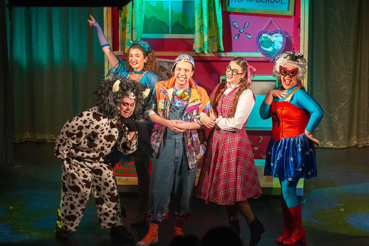 1Emmaaa1's tweet photo. A little late to the party to mention this… but WOW that’s a lot of people. 🤪  Thank you to everyone involved for letting me be part of this for the second year. Loved it once again. Such an amazing opportunity! :) #alwayspantoready #jackandthebeanstalk #pantomime #stream2021 https://t.co/X8U0OzD3ea