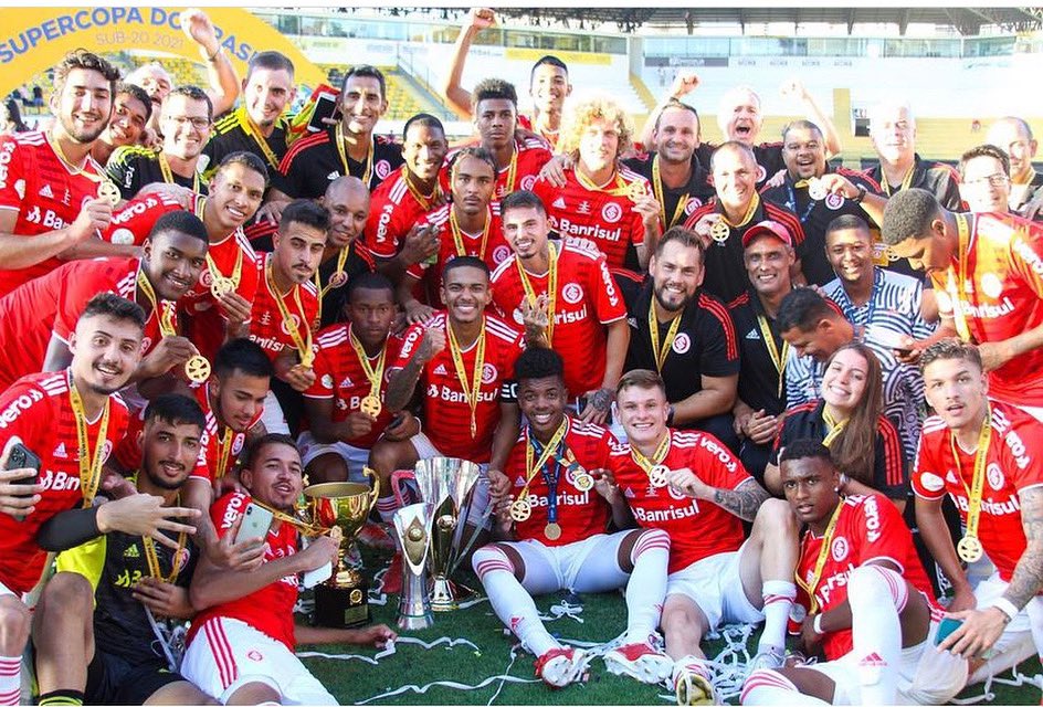 _fanaticolorado's tweet photo. A tríplice coroa só podia ser deles, dos guris do celeiros de Ases! A base colorada tá muito on em 2021! 🔥

🏆 Supercopa do Brasil
🏆Campeonato Brasileiro 
🏆Campeonato Gaúcho 

📷 @jota_finkler https://t.co/Z1J9buc1O6