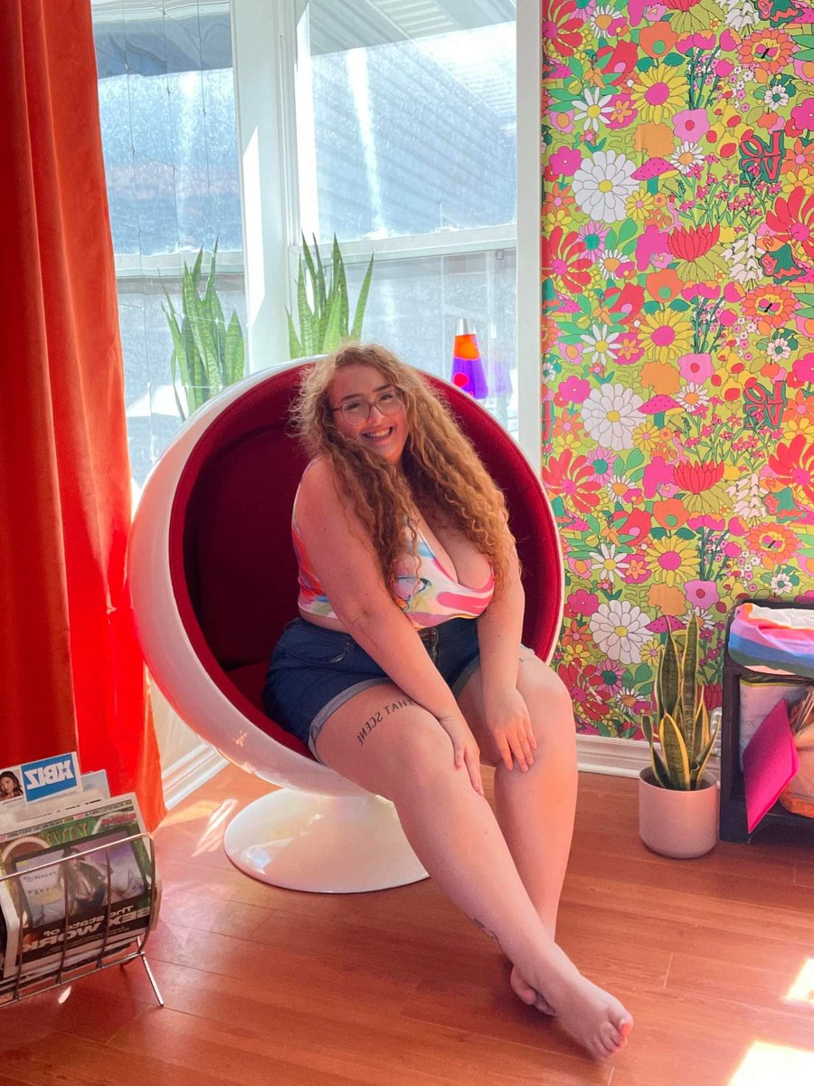 DoneWonderfully's tweet image. 💖🎀 GUEST REVEAL 🎀💖

Introducing @GwenAdora!!! 👑✨

Gwen is our favourite mommy domme pop culture extraordinaire, and also the star of our latest episode! 💕

👇 Be a good babe, and download it now👇
linktr.ee/wonderfullydone