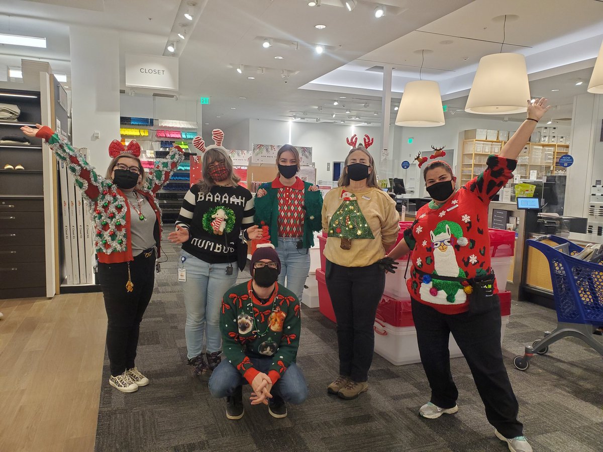 thuynh812's tweet photo. We take holiday themed days VERY seriously around here. #containyourself https://t.co/QWdQ0C7yyT