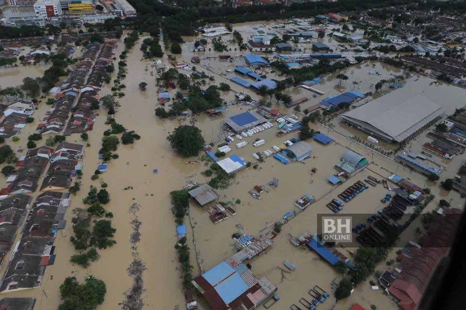 ahmadmaslan's tweet photo. Gambar #banjir di  #ShahAlam &amp; #KotaRaja ini menyedihkan

Lawat &amp; sedikit bantuan kpd mangsa banjir. Jadual saya, hari ini 20/12/21:

7.00-8.30 pagi - Ampang
(9.30-1.00 #DewanRakyat)
2.30-4.00 ptg - Hulu Langat
4.30-6.00 ptg - Shah Alam
6.30-8 mlm - Kota Raja
8.30-10 mlm - Klang https://t.co/au9ffAOKYR