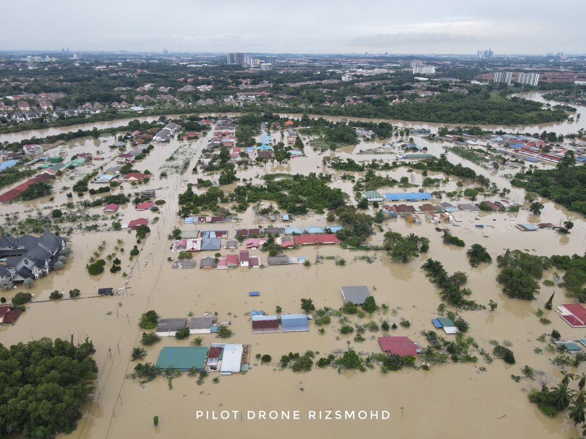 ahmadmaslan's tweet photo. Gambar #banjir di  #ShahAlam &amp; #KotaRaja ini menyedihkan

Lawat &amp; sedikit bantuan kpd mangsa banjir. Jadual saya, hari ini 20/12/21:

7.00-8.30 pagi - Ampang
(9.30-1.00 #DewanRakyat)
2.30-4.00 ptg - Hulu Langat
4.30-6.00 ptg - Shah Alam
6.30-8 mlm - Kota Raja
8.30-10 mlm - Klang https://t.co/au9ffAOKYR