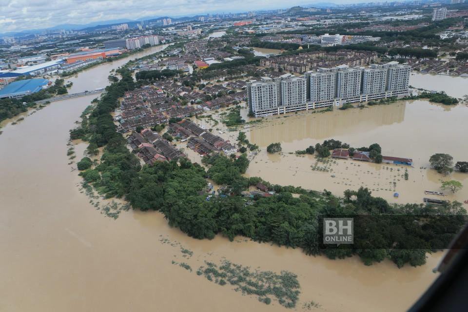 ahmadmaslan's tweet photo. Gambar #banjir di  #ShahAlam &amp; #KotaRaja ini menyedihkan

Lawat &amp; sedikit bantuan kpd mangsa banjir. Jadual saya, hari ini 20/12/21:

7.00-8.30 pagi - Ampang
(9.30-1.00 #DewanRakyat)
2.30-4.00 ptg - Hulu Langat
4.30-6.00 ptg - Shah Alam
6.30-8 mlm - Kota Raja
8.30-10 mlm - Klang https://t.co/au9ffAOKYR