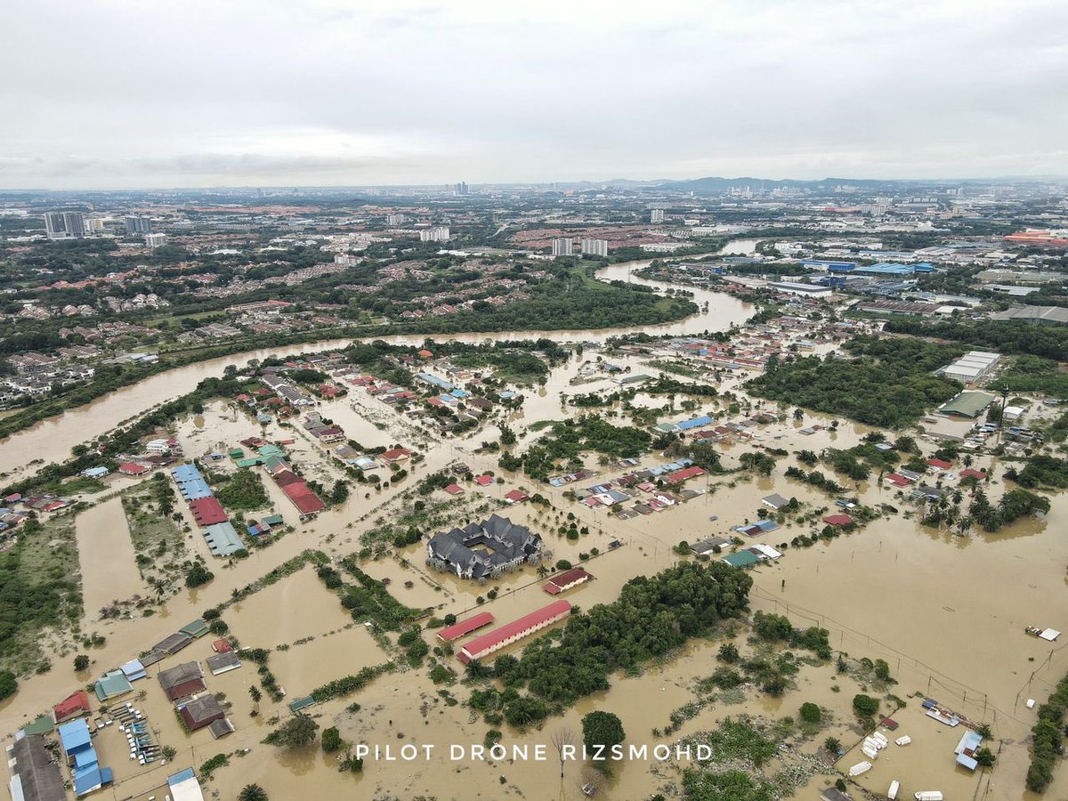 ahmadmaslan's tweet photo. Gambar #banjir di  #ShahAlam &amp; #KotaRaja ini menyedihkan

Lawat &amp; sedikit bantuan kpd mangsa banjir. Jadual saya, hari ini 20/12/21:

7.00-8.30 pagi - Ampang
(9.30-1.00 #DewanRakyat)
2.30-4.00 ptg - Hulu Langat
4.30-6.00 ptg - Shah Alam
6.30-8 mlm - Kota Raja
8.30-10 mlm - Klang https://t.co/au9ffAOKYR