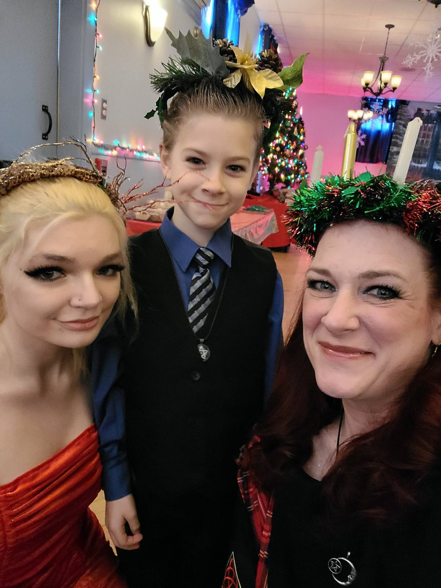 IrishRedSox77's tweet photo. Yuletide Blessings from my witchlets and I! #Yule2021 #CabotWitch #CKHT #CabotKentHermeticTemple #MamaWitch #Yule #Yuletide https://t.co/1dBeIaU4hT