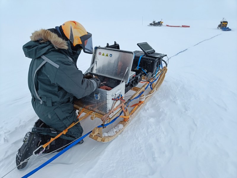 SIWHAproject's tweet photo. We are very well prepared but sometimes we need to troubleshoot. While surveying our second field site, the battery connection broke. 
Time to show our electrical wiring skills! https://t.co/i63qdoFgge