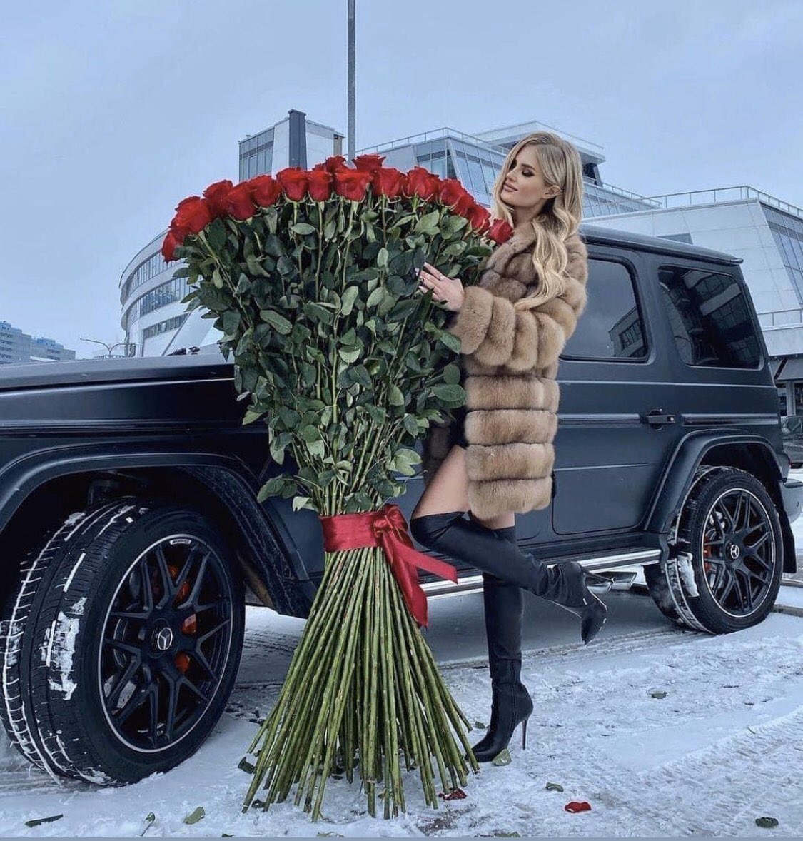 Ирэх төрөлдөө тиймэрхүү гоё хүүхэн болж төрөөд иймэрхүү гоё бэлэг авч амьдарна аа
Зүтгэсээр гүрийсээр  заримдаа ч ядарч бна шүү.. бүгдийг өөрөө бүтээж авч босгож амьдарч...