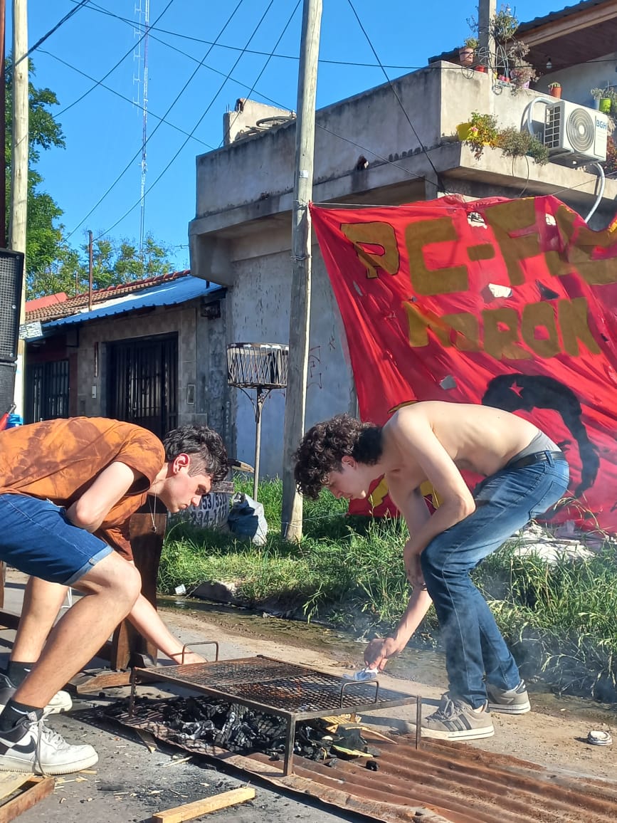 PCArgentino's tweet photo. ¡FESTIVAL COMUNISTA EN SANFRA!

Ayer realizamos un nuevo Festival Comunista en Sanfra, conmemorando el centenario de la Fede y recordando el Argentinazo en su 20 aniversario.

+ https://t.co/c78iznBENk