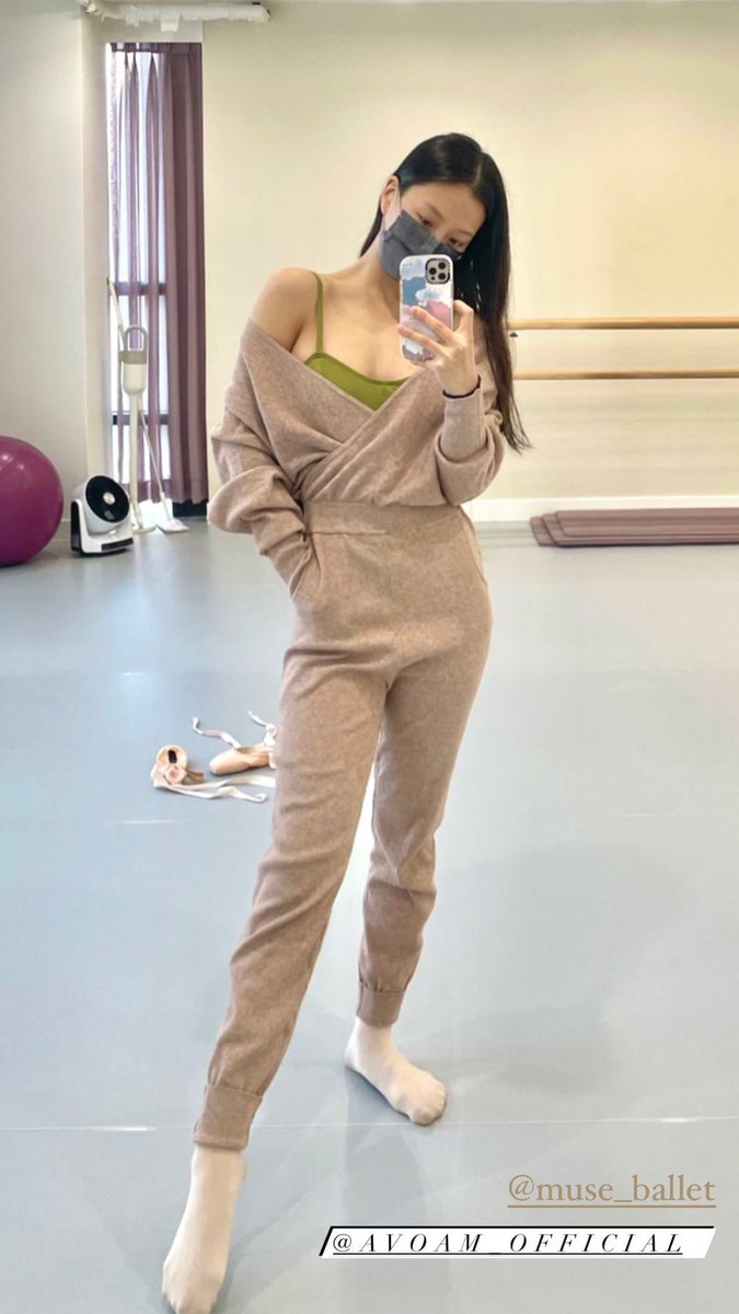 gominisi's tweet photo. Morning ballet session went well, and I'm getting a little too comfortable being cuddled up in this jumpsuit! Shoutout to Avoâm for making my morning, as well as MUSE Ballet Studio for always welcoming me with warmth. Here's a mirror selfie to start the day! 🩰 https://t.co/yXdanxofSO
