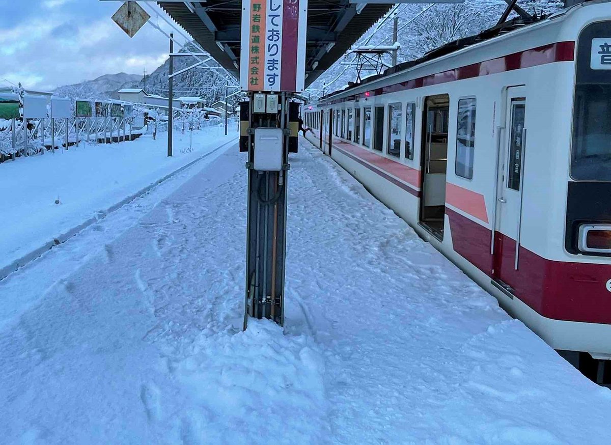 先週末に沿線も本格的な冬を迎えました。⛄ 会津高原尾瀬口駅あたりは