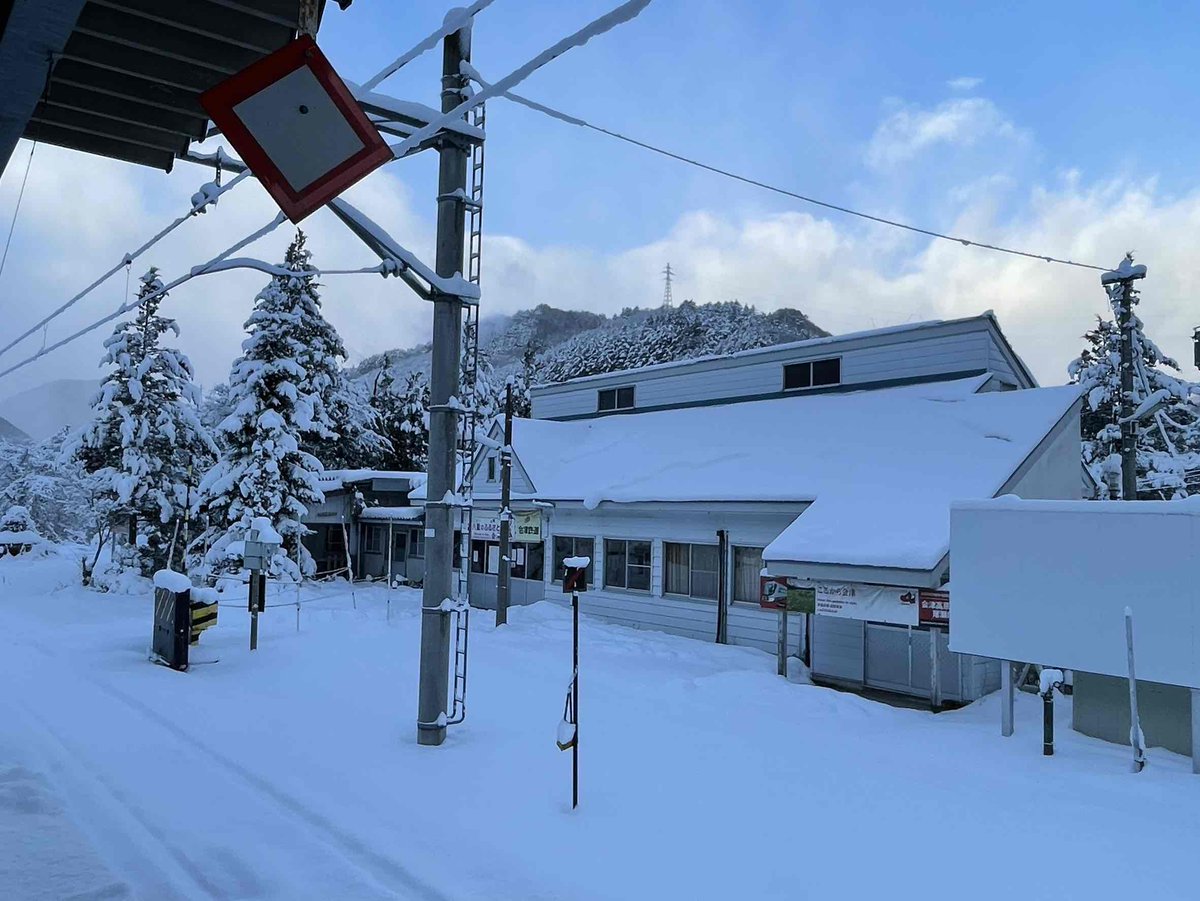 先週末に沿線も本格的な冬を迎えました。⛄ 会津高原尾瀬口駅あたりは