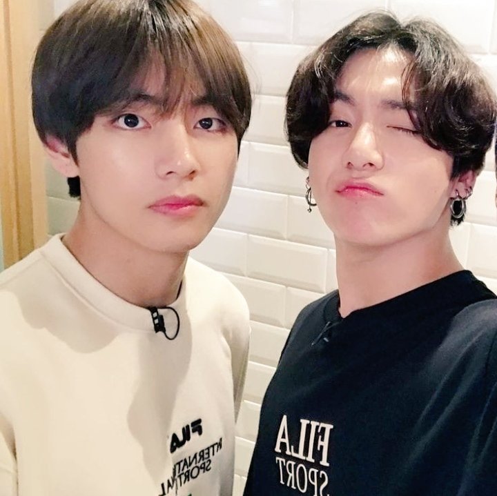 9795lvs's tweet photo. Holaa! esta cuenta fue creada para recordarte lo mucho que el Taekook te ama y lo muy orgullosos que estan de ti ♡

Los Dm estan abiertos por si quieres mandar una dedicatoria <3

¿nos podrías ayudar con un RT para llegar a mas personitas? gracias ^^ https://t.co/hzHSbycqUW