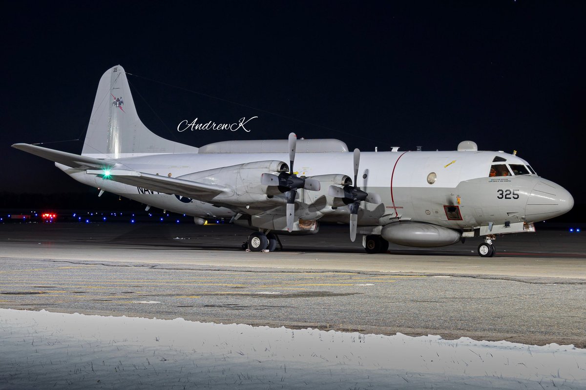 andrewkphotos's tweet photo. VVPR325 sitting on the ramp at @portsmouthair earlier tonight! #vvpr325 #ep3 https://t.co/ZShYMeZqWP