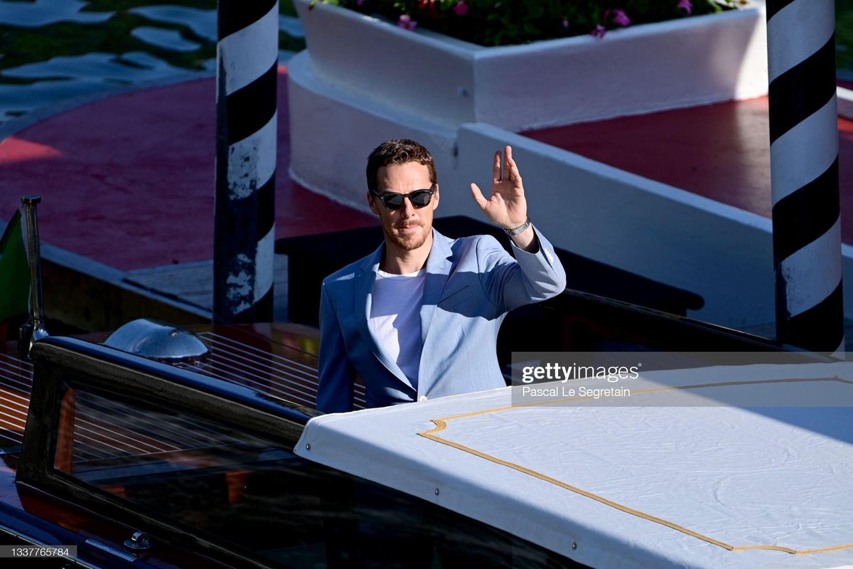 lewandv__'s tweet photo. Day 19 —Benedict with blue
#ColourBatch19 https://t.co/MNZs5RbiFB
