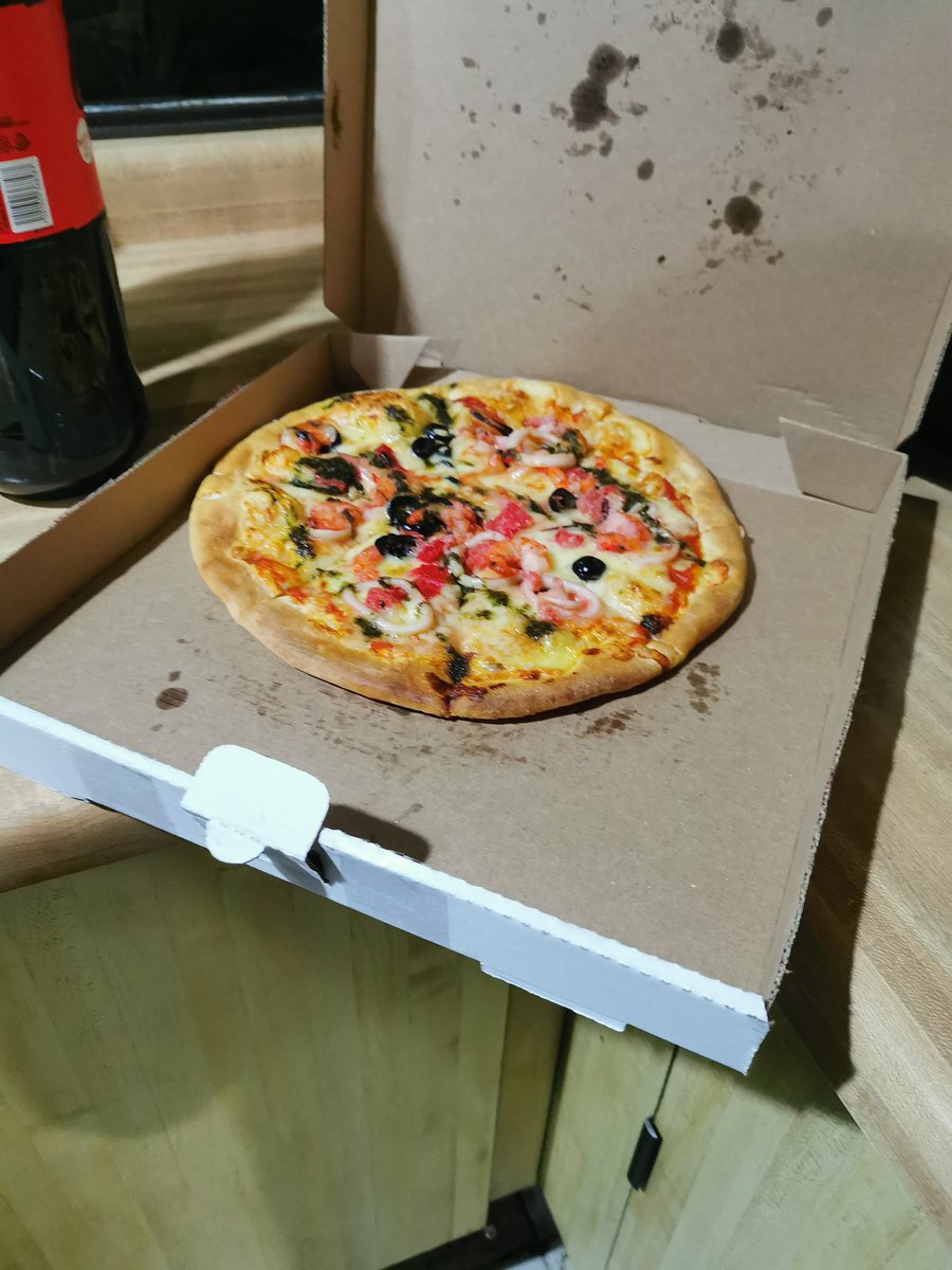 Siburro's tweet photo. @UberEats_mex @liverpoolmexico  Hice un pedido de una pizza frutti di mare y esto fue lo que me enviaron, una porcion muchisimo mas pequeña de lo habitual, con escasez de ingredientes. Al solicitar el apoyo de soporte solo recibí respuestas automatizadas y nada favorables muy mal https://t.co/OKckJuoNy1