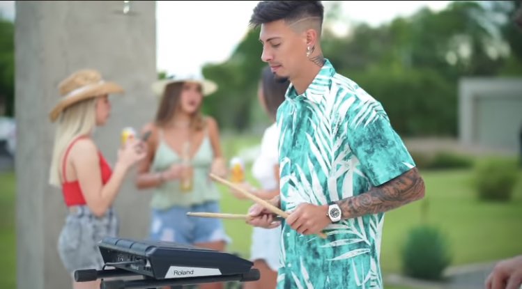 eroliveira_'s tweet image. Rigoni lançou um clipe musical tocando e ainda meteu a camisa do São Paulo no amigo da banda