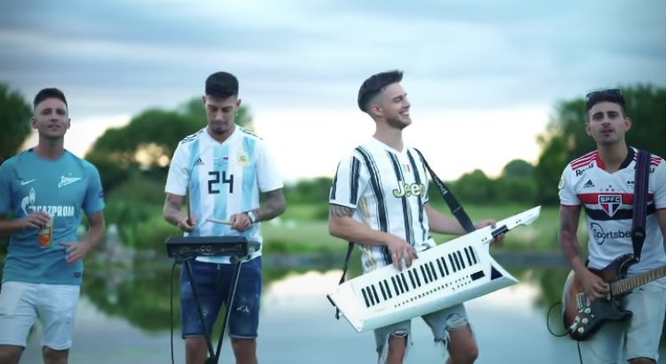 eroliveira_'s tweet image. Rigoni lançou um clipe musical tocando e ainda meteu a camisa do São Paulo no amigo da banda