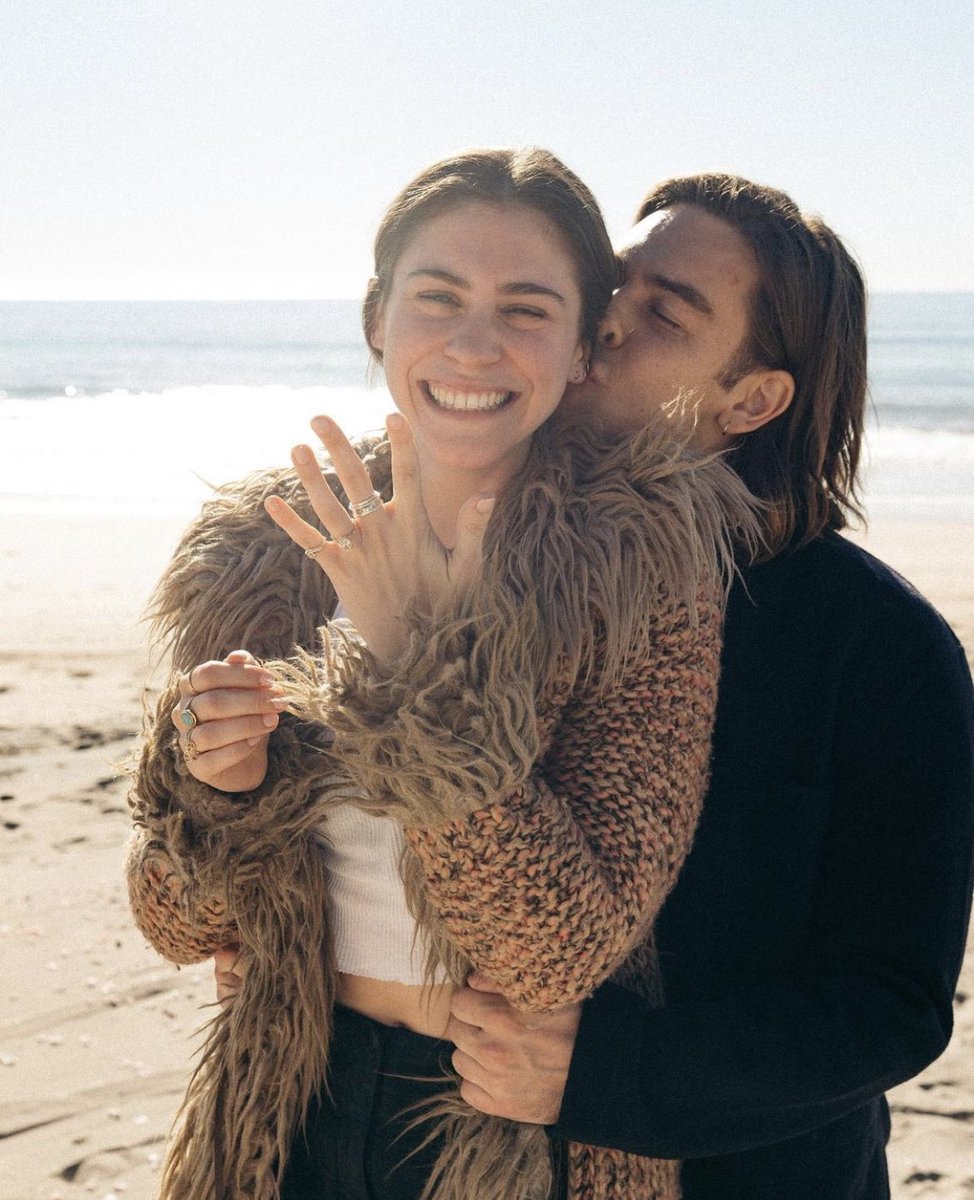 ChicksInTheOff's tweet photo. Congratulations to Kelsey Kreppel &amp; Cody Ko on their engagement 💍 https://t.co/Jxz0gR8RfN