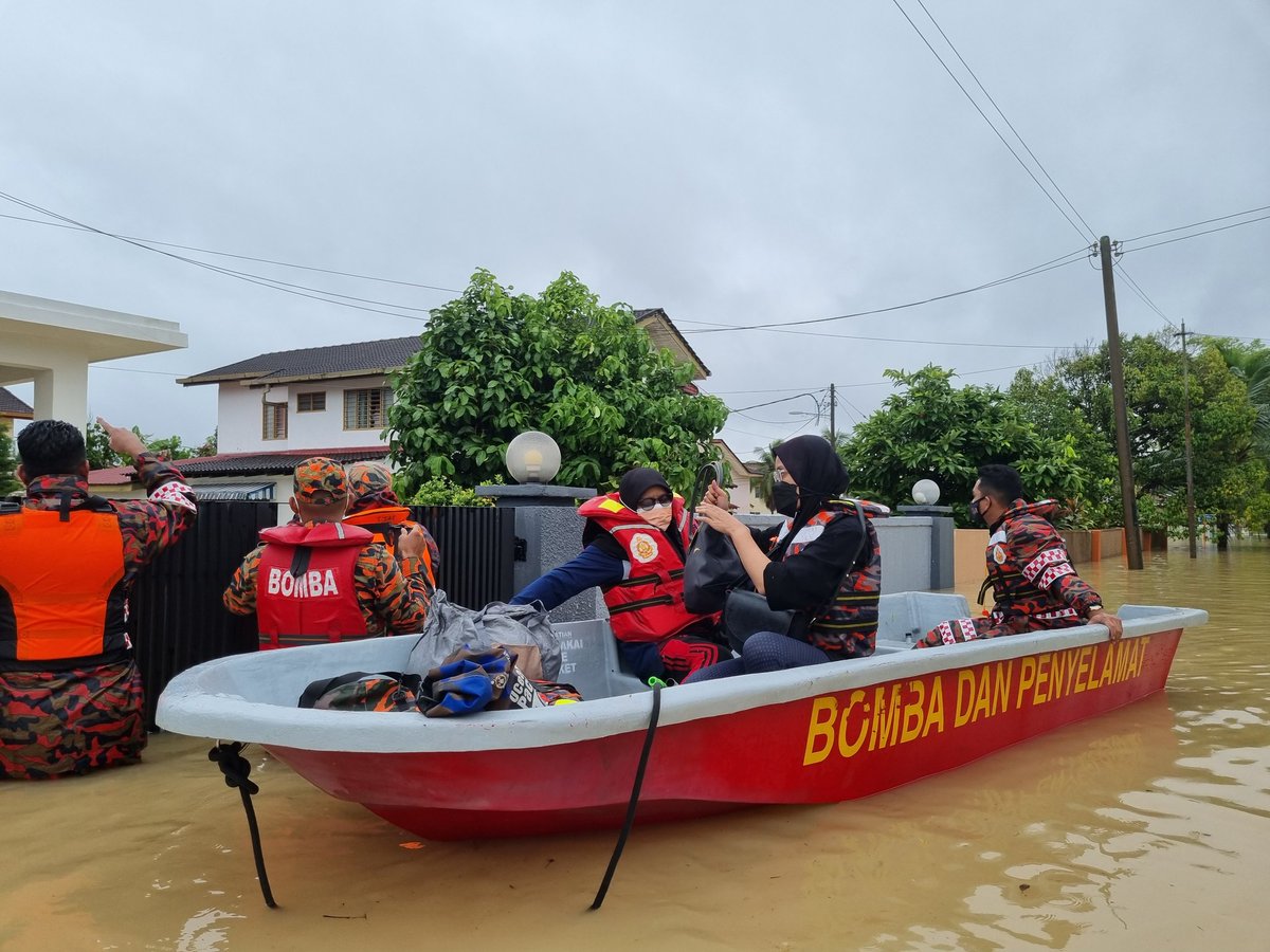 Mirulwiq's tweet photo. Pagi 19.12.2021 taman guru kuantan. Tetap berdiri menjalankan tugas untuk masyarakat meskipun rumah sendiri juga dinaiki air. Kerana tugas yg diamanahkan, terpaksa melupakan seketika amanah buat keluarga tercinta. https://t.co/hv9TUQXqDT