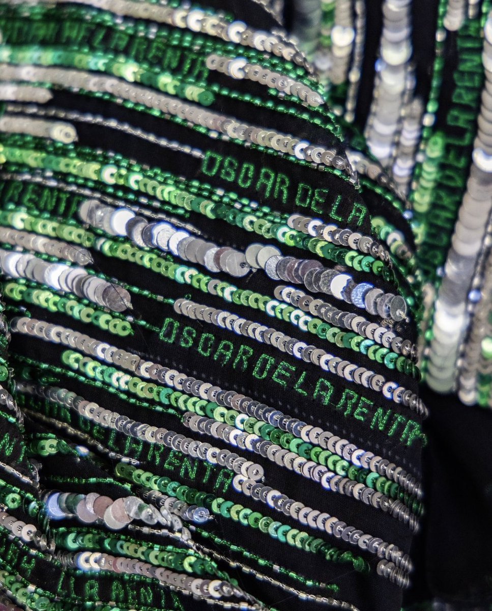 TiaModista's tweet image. Carrie-Anne Moss na premiere de #MatrixRessurections :

Vestido Oscar de La Renta em chiffon de seda drapeado e bordado à mão com lantejoulas prateadas e verdes. Quero.