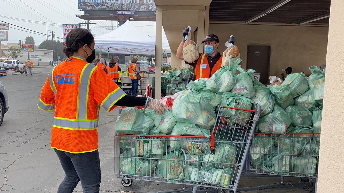 LAFoodBank's tweet photo. Our Extra Helpings Program routes perishable and other donated food from grocery stores and other local sources to our Agency Partners. This month's Extra Helpings Agency of the Month is the Jewish Family Service of Los Angeles SOVA West Community Food &amp; Resource Program! https://t.co/odnFrxUnxb