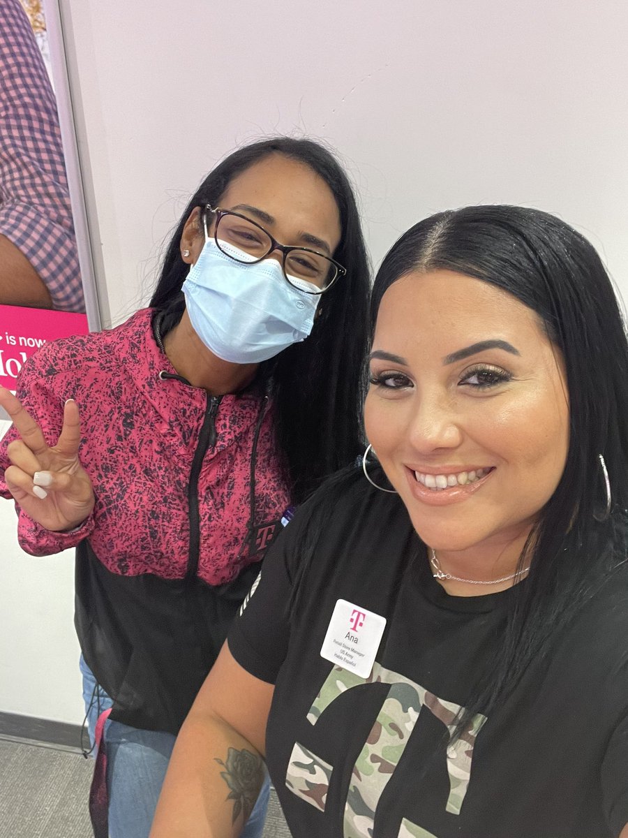 analove7's tweet photo. @1kat_25 making the holidays happen at #WestColonial @SotoAmal #Warriors #WeWontStop ππ½ https://t.co/rYkP2oWLqy
