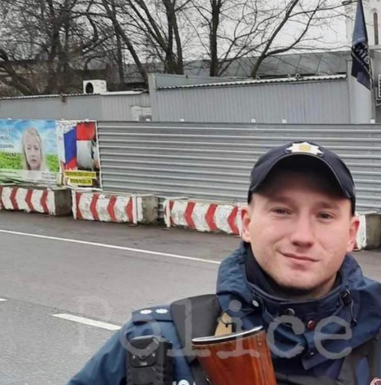 Україна повинна знати лиця своїх героїв, а не тільки харі фсбешних кротів.

Капитан Нацполиции Константин Васенков, которого дергал за грудки уже бывший заместитель министра внутренних дел Александр Гогилашвили, остался на работе и продолжает нести службу в зоне ООС.