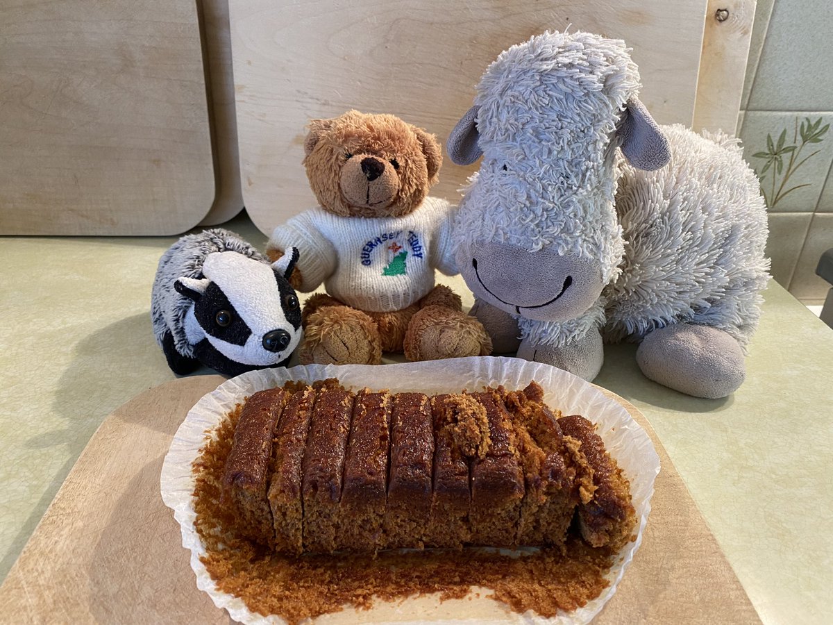 Now slice the other ginger cake…#ChristmaswithBella #MasterChefSheep