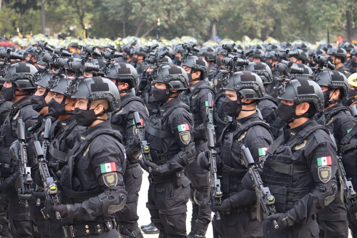 OHarfuch's tweet photo. Son cientos de historias de sacrificio y entrega de mujeres y hombres que han puesto en riesgo su vida para ayudar a los demás, por ello para honrar y enaltecer la labor de la Policía y de las Instituciones de seguridad de la #CDMX, realizamos el #DesfileDeLaPolicía2021. https://t.co/Im3UwCb7m1