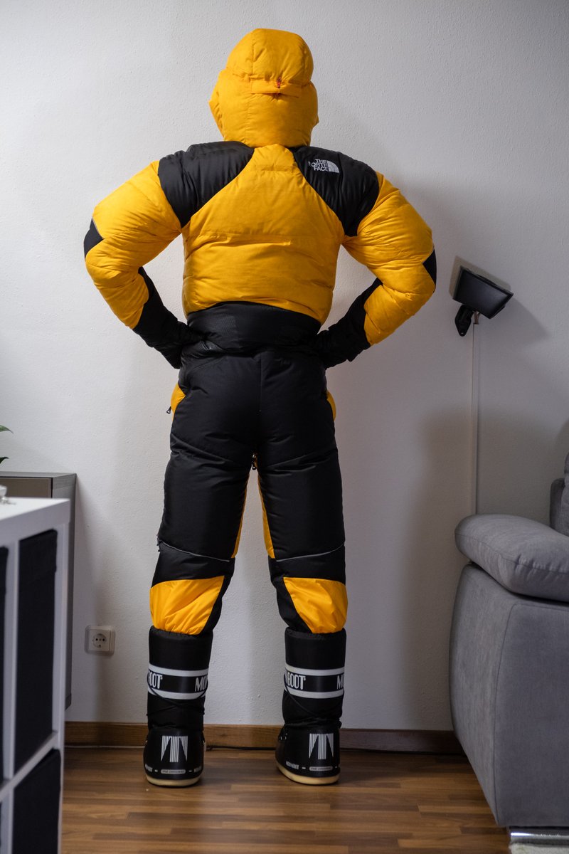 PuffyShiny's tweet photo. In love with my new TNF Himalayan Suit 💛😍💛😍💛

#himalayansuit #TheNorthFaceHimalayanSuit
#downsuit #expeditionsuit
#downsuitfetish #downfetish
#gasmask #gasmaskfetish
#moonboots https://t.co/eFj5tdhTjK