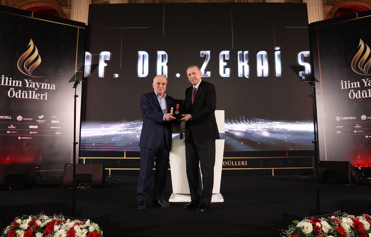 Törende, "Büyük Ödül"ün sahibi Prof. Dr. Zekai Şen, ödülünü Cumhurbaşkanımız <a href="/RTErdogan/">Recep Tayyip Erdoğan</a>’ın elinden aldı.