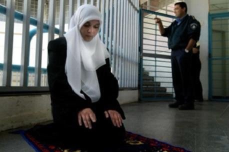 najjart_1's tweet photo. رسالة للمهتمين بحقوق المرأة ، ومن يدافع عنها ، للجهات النسوية ، لكل من ينادي بمعاقبة من يعتدي على النساء بالضرب أو الإهانة !!

الأسيرات في سجون الاحتـ ـلال يتم ضربهم وسحلهم وعزلهم وإهانتهم ، وخلع حجابهم ..

في مجال هالحكي يكون مهم ؟

#حقوق_المرأة #الأسيرات_خط_أحمر https://t.co/l0ZOD7fXDl