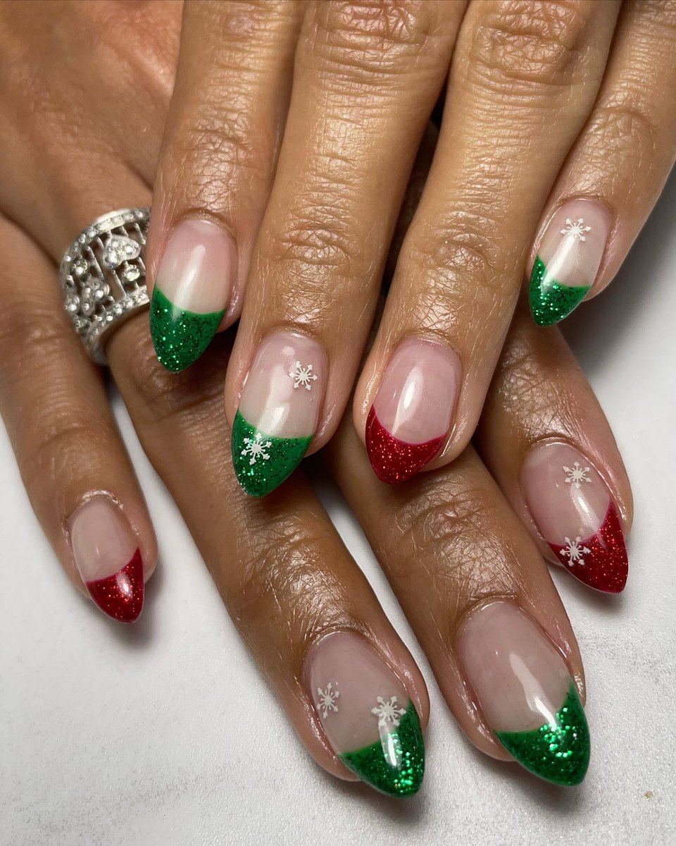 Holiday Manicure Activated 🎄❄️ #NailArt #ChristmasNails <a href="/FumicNY/">Fumic Jewelry Nail</a>