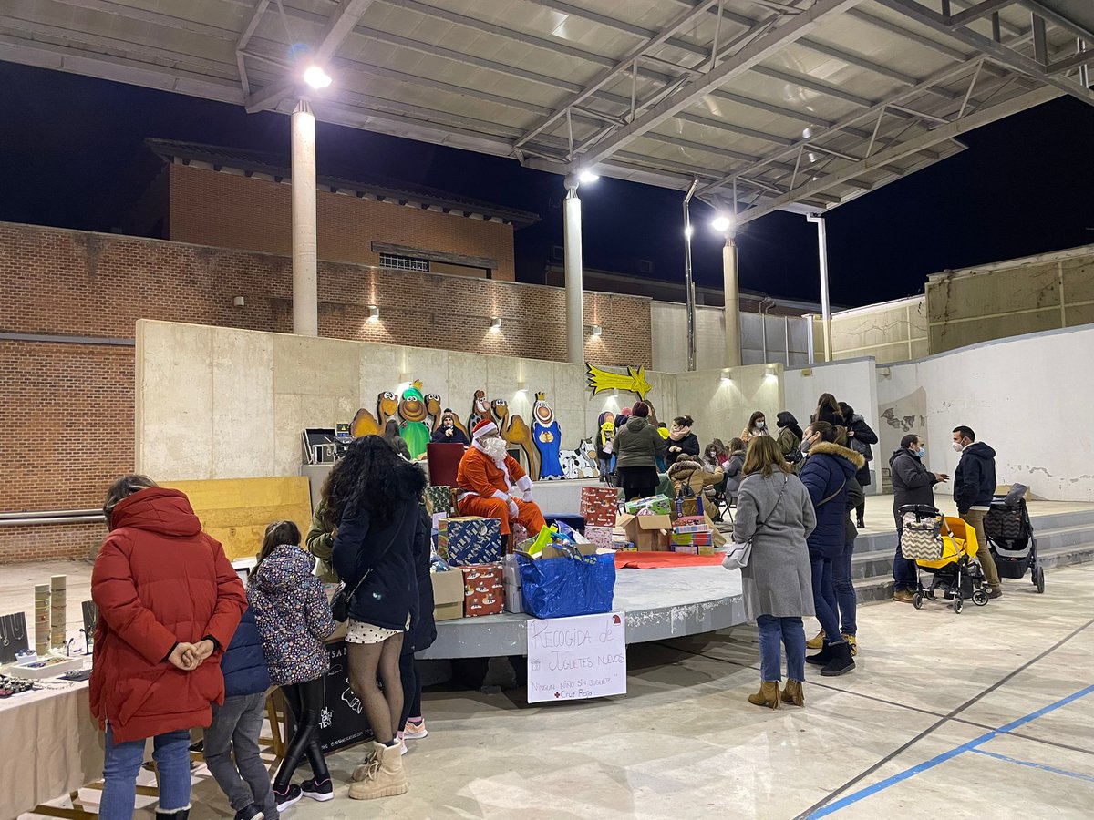 cruzrojava's tweet photo. [#SusDerechosEnJuego] 🏀🎲♟🎳🧩
El vicepresidente de @cruzrojava, Iván de la Cruz, ha recogido la recaudación de las sopas de ajo donadas por las bodegas #LosTarantos y @LasBrasas de #Boecillo, y los juguetes para la campaña de @CRE_Juventud #LagunaDeDuero.
¡Gracias #Boecillo!❤️ https://t.co/R7Fj11nTjM