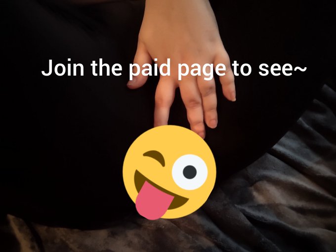 Want to see what I'm hiding? DM me, cash app me $3 for ten pictures, or you can sub to my paid only fans<a href="/tag/subscribe"class="tags"><span>#subscribe</span></a><a href="/tag/onlyfan"class="tags"><span>#onlyfan</span></a>