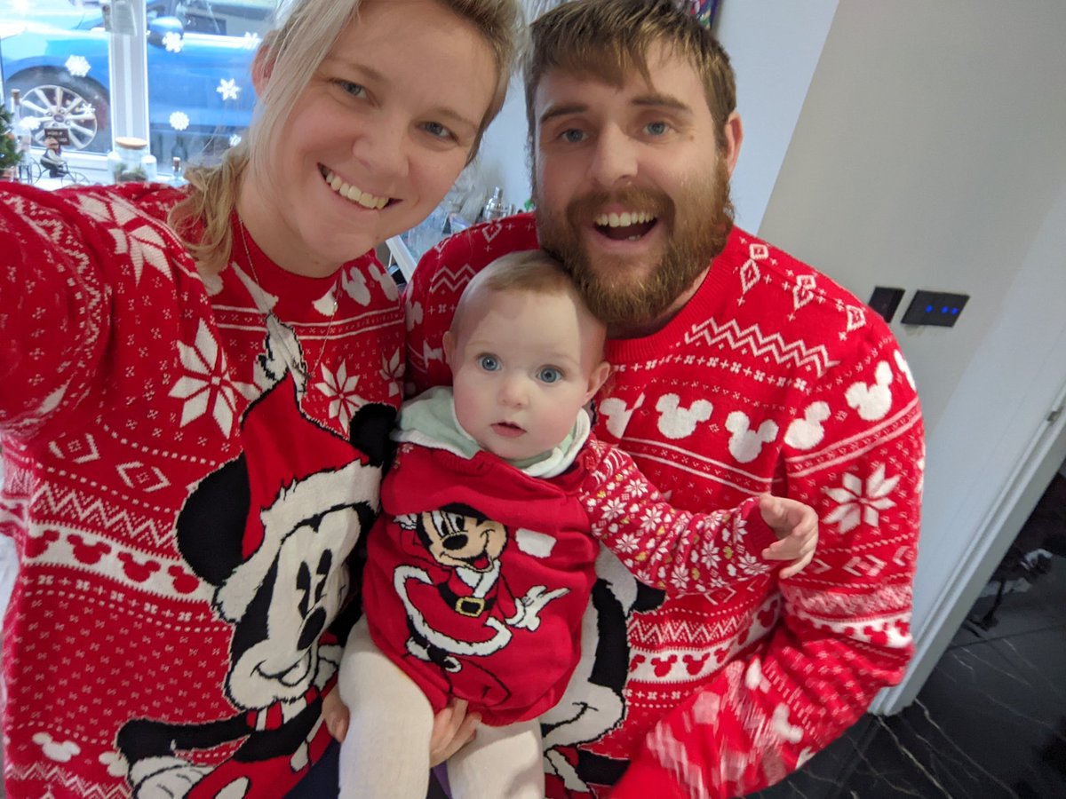 emmanator_91's tweet photo. Our first friendmas in matching jumpers. Amelia got spoilt by our friends ☺️ https://t.co/tz7y17Oy7G