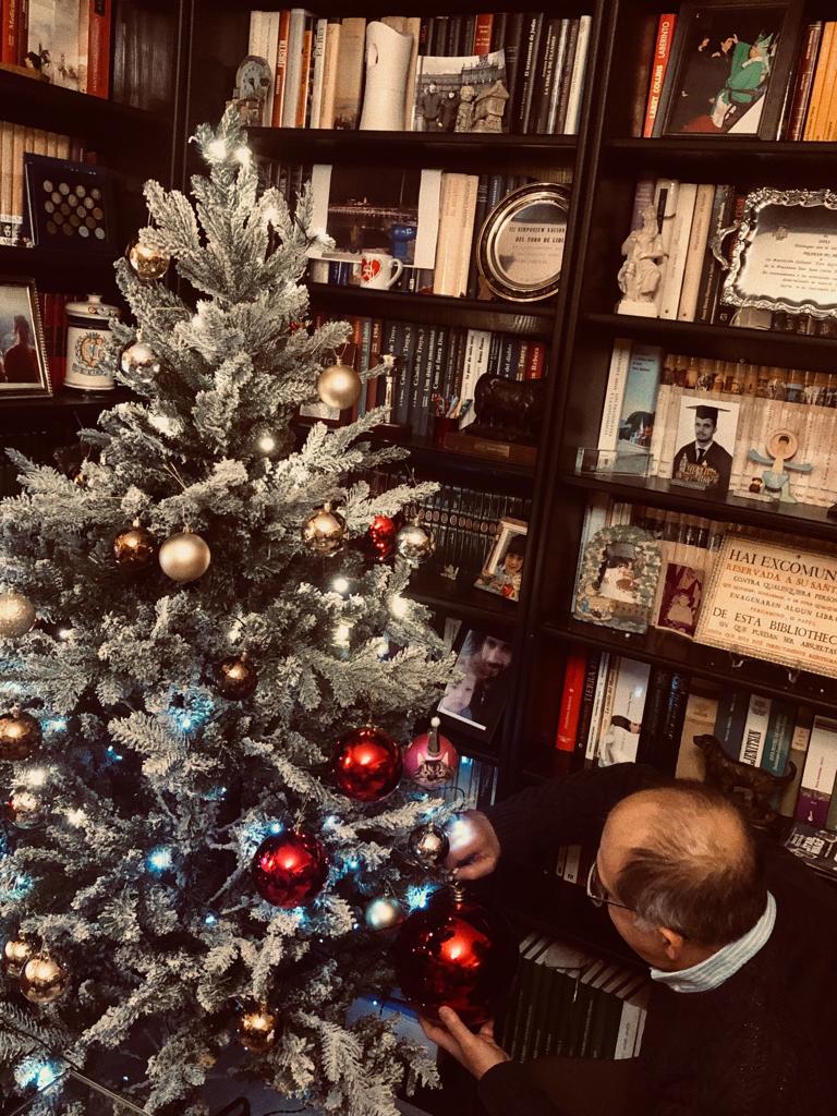 jcfernandeZafra's tweet photo. En casa conviven dos tradiciones: la del belén y la del árbol. Hoy ha tocado ponerlas en ejecución. Agradable tarde de domingo.
Aprovecho para desearles una feliz Navidad. https://t.co/Oda4nmVQo9