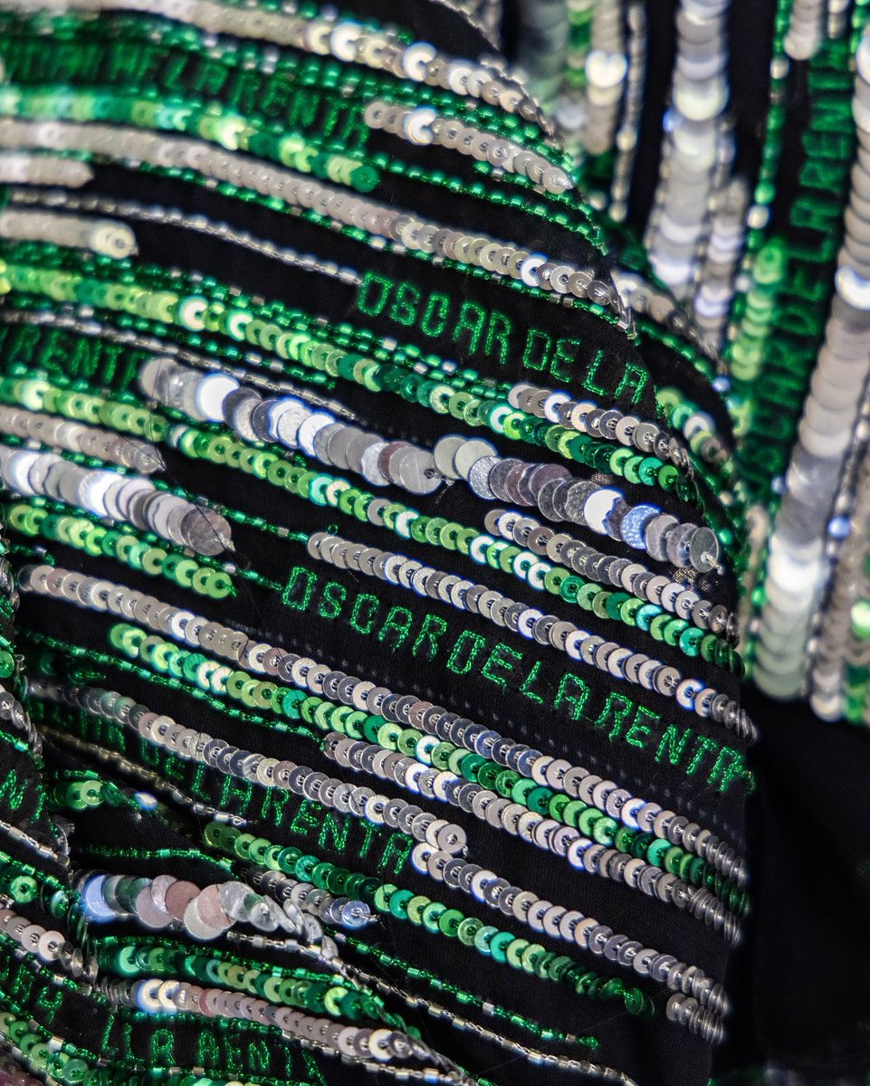 YouAreMyBezoar's tweet photo. Oscar de la Renta hizo este vestido para la premiere de Matrix Resurrections y me dejó muda https://t.co/ZI3vLuvYeP