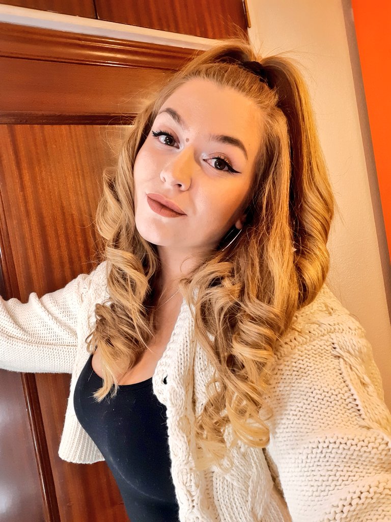 ainhoacamacho26's tweet photo. Estoy monisima con rizos juuuu 🙊🦁🤍 https://t.co/sXywFhpoDj