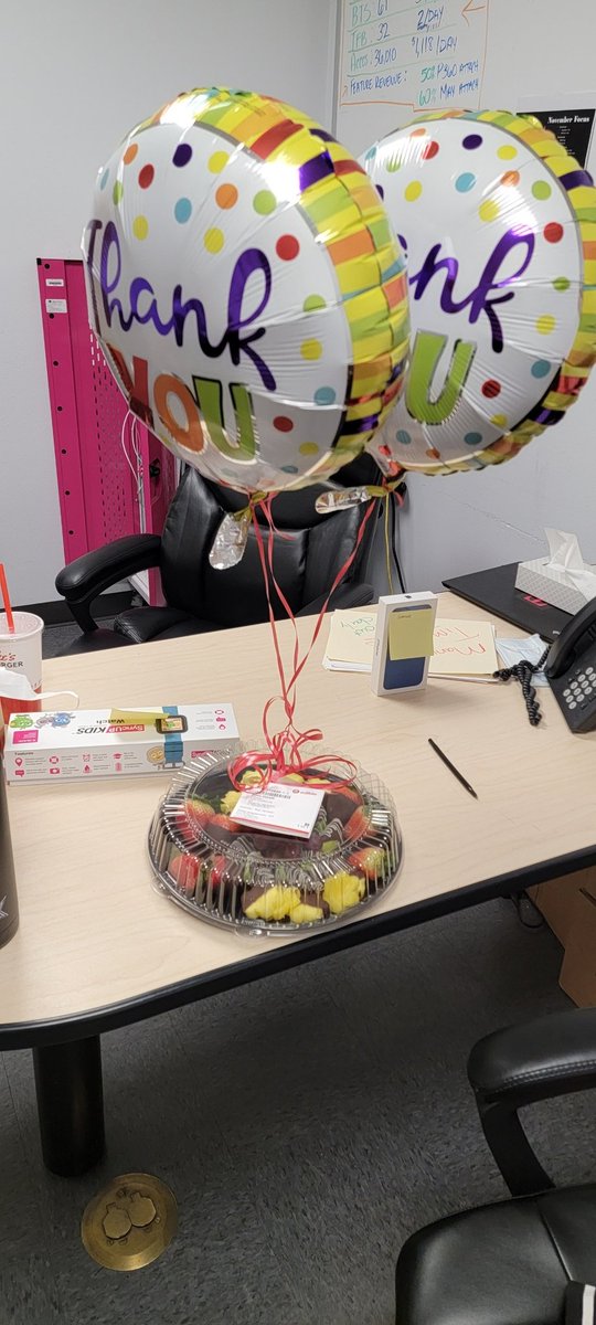 kristigurule's tweet photo. #Amazingboss Thank you @miss_jj32 for the surprise!  #magentaversary https://t.co/9sjMMa5FRU