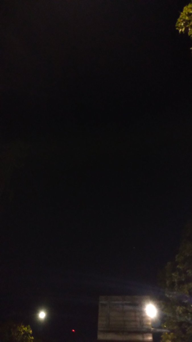 firir5's tweet photo. 前澤さん宇宙から帰還☆
一応四角い光は写ってた　
東京から

＃前澤友作 https://t.co/zew6aIy7uz