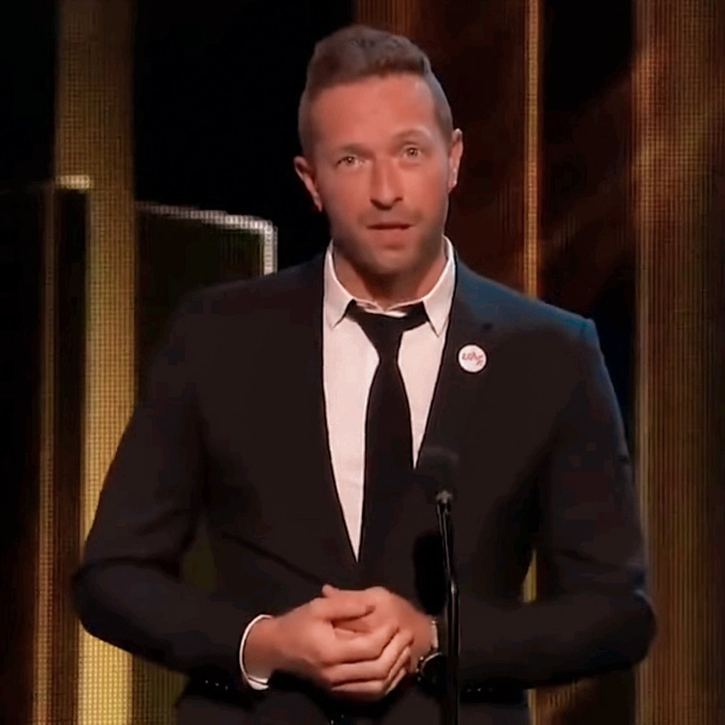 C0L0RATURA's tweet photo. chris martin in a suit https://t.co/MJj3uzGLTc