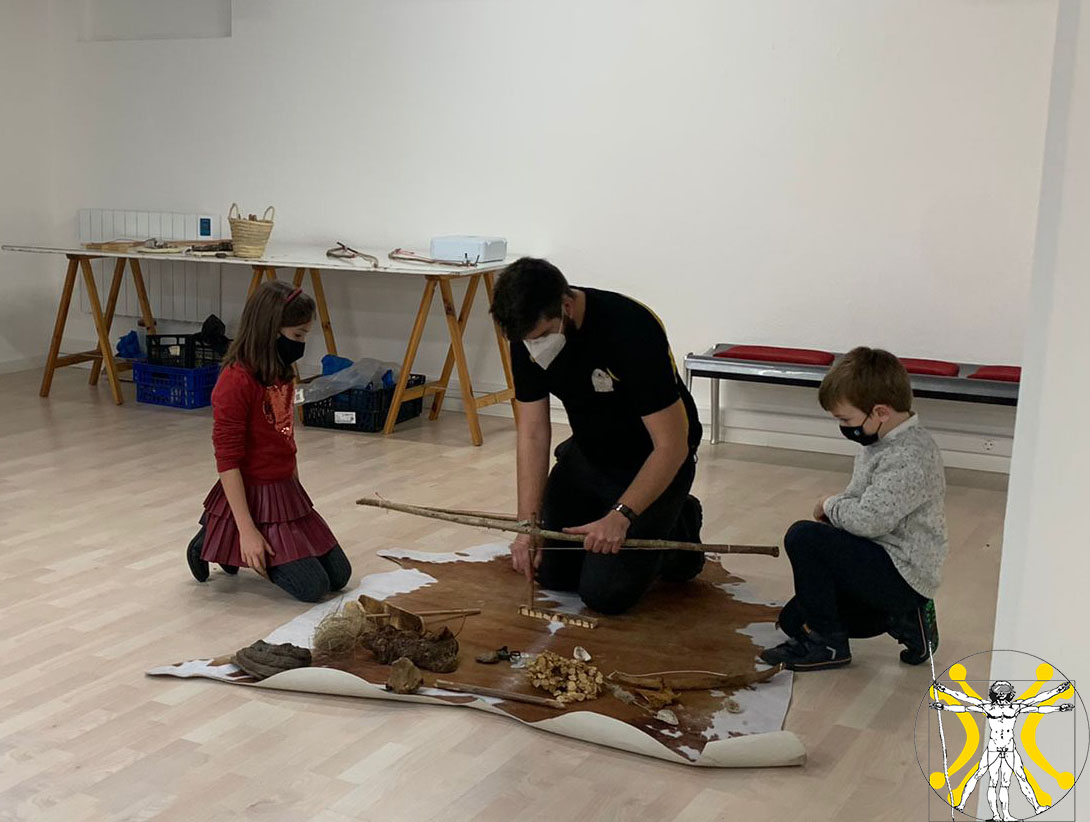 cantabruri's tweet photo. El fin de semana pasado estuvimos en #CastroUrdiales, con el #IIIPC de la #Universidad #Cantabria. Realizamos algunas actividades vinculadas con la #prehistoria, como crear fuego mediante técnicas variadas. https://t.co/CaA43XcQcf