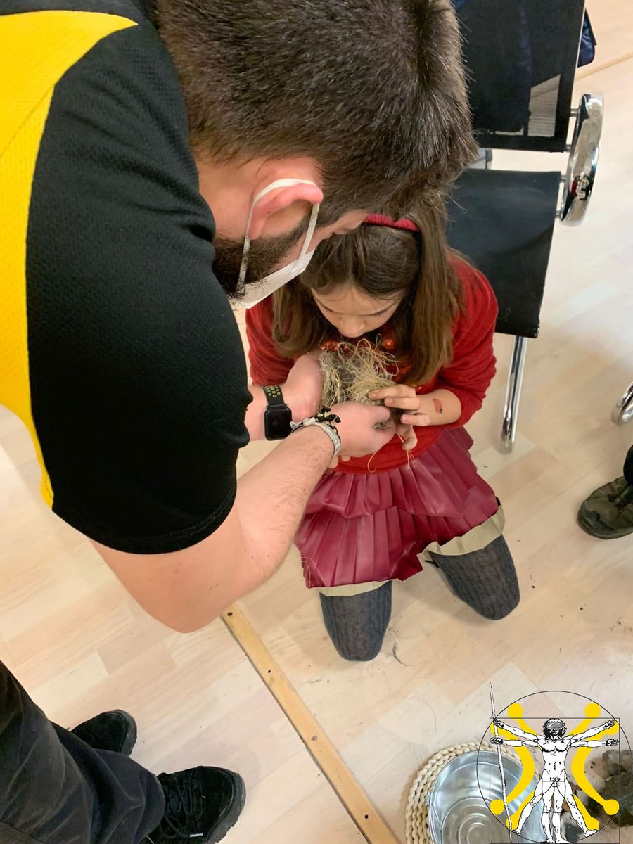 cantabruri's tweet photo. El fin de semana pasado estuvimos en #CastroUrdiales, con el #IIIPC de la #Universidad #Cantabria. Realizamos algunas actividades vinculadas con la #prehistoria, como crear fuego mediante técnicas variadas. https://t.co/CaA43XcQcf