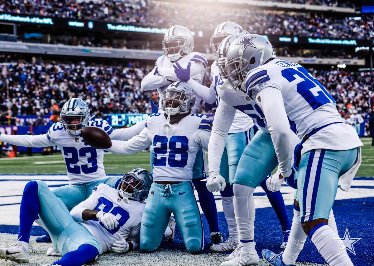 dallascowboys's tweet photo. Gotta love that Cowboys’ defense 🙌

#DALvsNYG | #DallasCowboys https://t.co/5mPcw0vDvJ