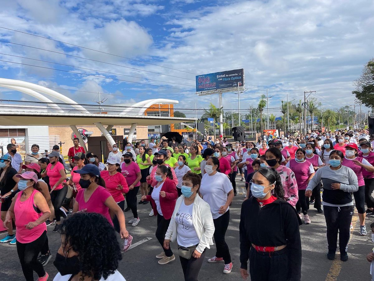 AlcaldiaPopayan's tweet photo. Así vivimos nuestra última  #ReCreoVía 2021, 🙋🏻‍♀️🙋🏻‍♂️ con alegría al 💯 y una concurrida participación.

Contamos con la presencia de 24 grupos regulares de baile deportivo 😃 que desde hace diez meses vienen trabajando con los formadores de la #SecDeportePopayán. https://t.co/rM19CvOYga