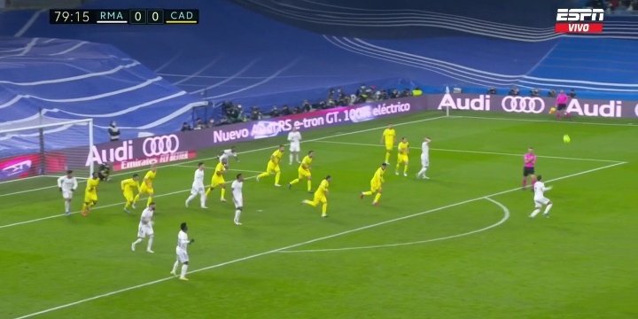 Los 11 jugadores del Cádiz defendiendo en su área, que aburrimiento jugar así